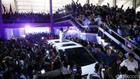Melihat Prabowo keluar, para pendukung dan relawan meneriakkan namanya secara histeris. Mereka bahkan saling berdesak-desakan dan berebutan ingin bersalaman dengan Prabowo.