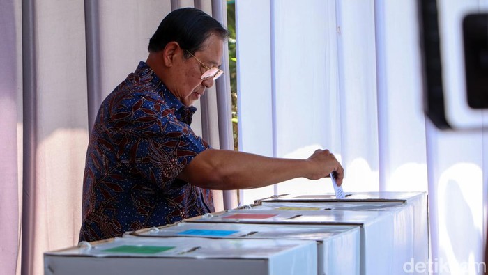 Momen SBY Mencoblos di Pacitan Presiden ke-6 RI Susilo Bambang Yudhoyono (SBY) menyalurkan hak suaranya di tanah kelahirannya, Pacitan. SBY mencoblos di TPS 16 Kelurahan Pacitan, Rabu (14/2/2024).