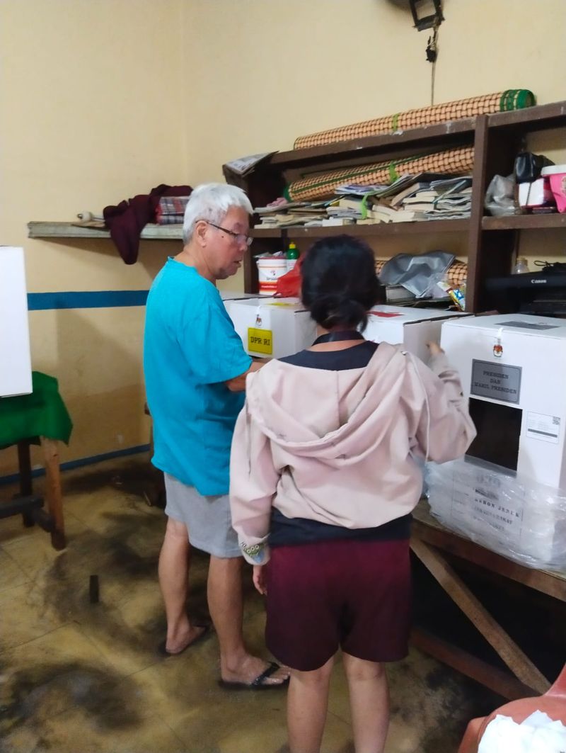 Warga Duri Kepa, Kebon Jeruk, Jakarta Barat (Jakbar), mencoblos Pemilu 2024 di tempat pemungutan suara (TPS) 039. Warga mencoblos di tengah TPS yang kebanjiran,Rabu (14/2/2024) .