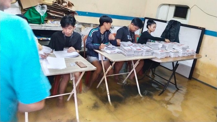 Warga Duri Kepa, Kebon Jeruk, Jakarta Barat (Jakbar), mencoblos Pemilu 2024 di tempat pemungutan suara (TPS) 039. Warga mencoblos di tengah TPS yang kebanjiran,Rabu (14/2/2024) .
