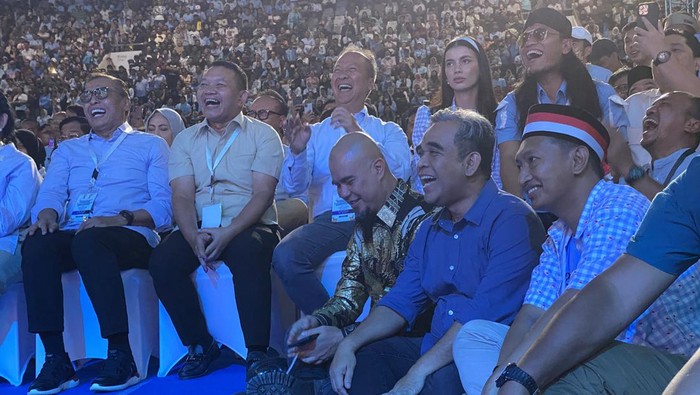 Muzani-Ahmad Dhani Lesehan Dengarkan Prabowo Pidato di Istora