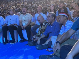 Momen Muzani-Ahmad Dhani Lesehan Dengarkan Prabowo Pidato di Istora