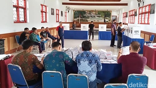 Warga binaan Kelas IIB Karangasem saat melakukan pencoblosan, Rabu (14/2/2024). (I Wayan Selamat Juniasa)