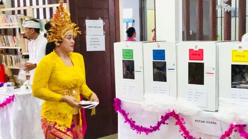 Narapidana Lapas Perempuan Kerobokan memakai busana adat saat mencoblos, Rabu (14/2/2024).