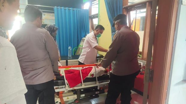 Nenek Sainem pingsan saat antre mencoblos di TPS Ngawi