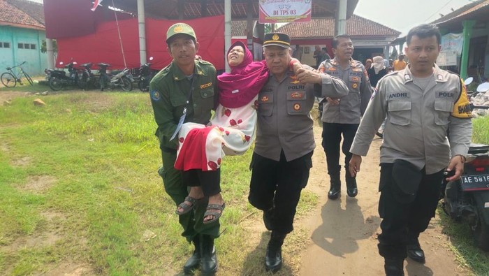 Nenek Sainem pingsan saat antre mencoblos di TPS Ngawi