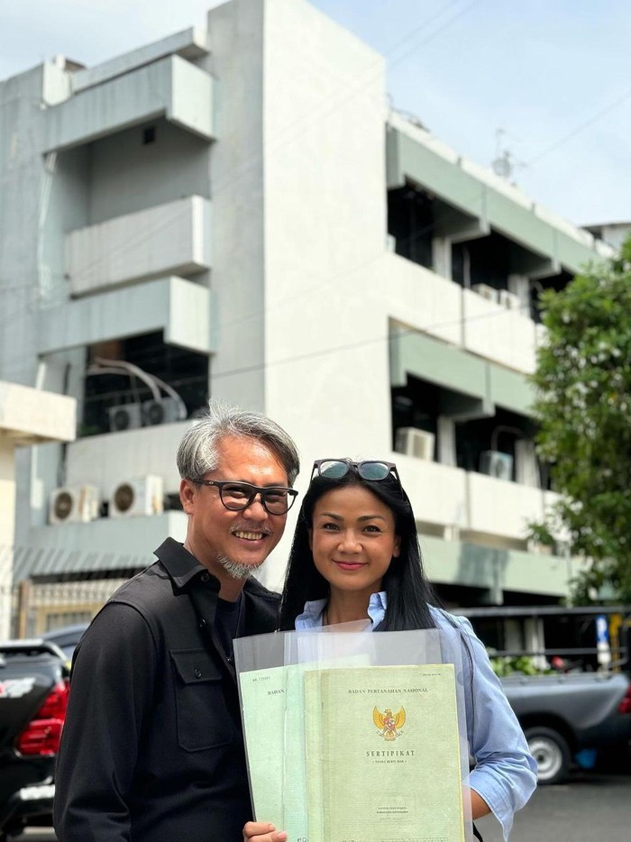 Nirina Zubir Nirina Zubir mendapatkan sertifikat rumah.