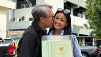 Ia mendapatkan ciuman dari sang suami, Ernest. Foto: instagram Nirina Zubir