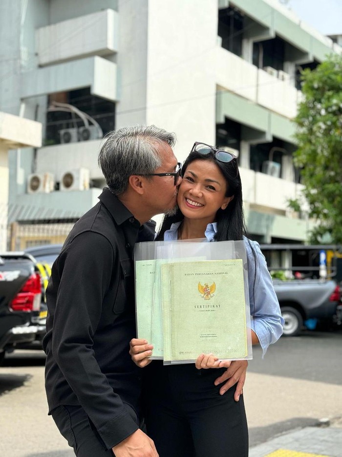 Nirina Zubir Nirina Zubir mendapatkan sertifikat rumah.