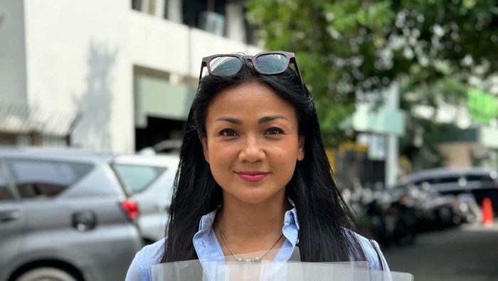 Nirina Zubir mendapatkan sertifikat rumah.