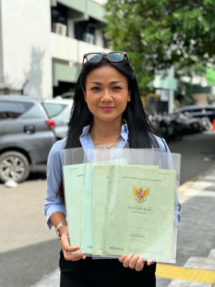 Nirina Zubir Nirina Zubir mendapatkan sertifikat rumah.