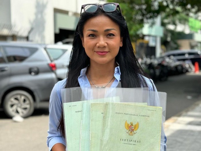 Nirina Zubir mendapatkan sertifikat rumah.