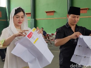 Istri Bupati Trenggalek Tumbangkan Mantan Jubir Istana