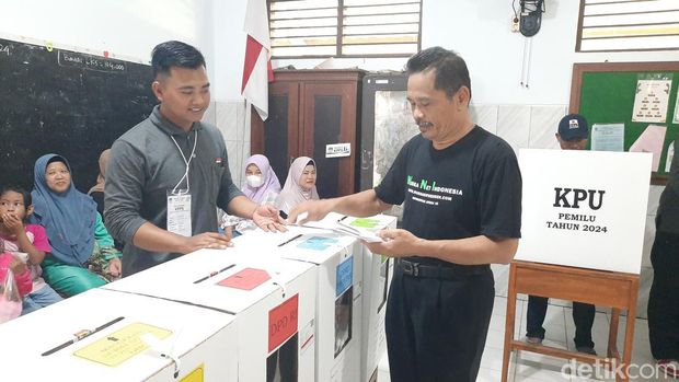 Capres guyonan Nurhadi asal Kudus saat menyoblos di TPS Desa Golantepos Kecamatan Mejobo, Rabu (14/2/2024).