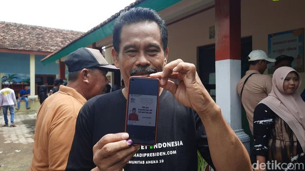 Capres guyonan Nurhadi asal Kudus saat menyoblos di TPS Desa Golantepos Kecamatan Mejobo, Rabu (14/2/2024).
