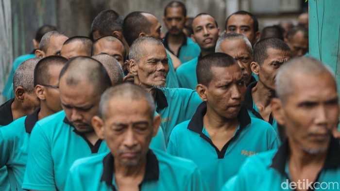 Puluhan pasien Orang Dengan Gangguan Jiwa (ODGJ) mengikuti tahapan Pemilu di Bekasi, Rabu (14/2/2024). Mereka mendatangi TPS dengan naik odong-odong.