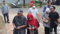 Basuki tiba di TPS 161 ditemani sang istri.