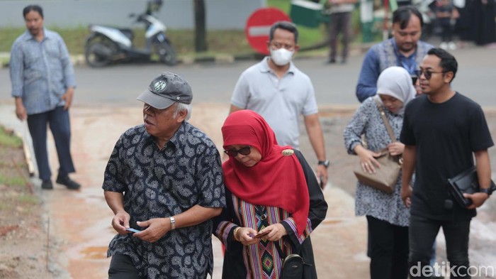 Pakai Batik, Menteri PUPR Basuki Hadimuljono Gunakan Hak Pilih Menteri PUPR mencoblos di TPS 161 Perumahan Kemang Pratama, Kota Bekasi, Jabar. Basuki pindah TPS karena rumahnya tergusur pembangunan jalan tol.