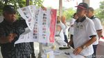 Pakai Batik, Menteri PUPR Basuki Gunakan Hak Pilih di Bekasi