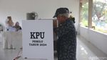 Pakai Batik, Menteri PUPR Basuki Gunakan Hak Pilih di Bekasi