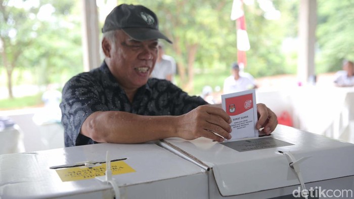 Menteri PUPR mencoblos di TPS 161 Perumahan Kemang Pratama, Kota Bekasi, Jabar. Basuki pindah TPS karena rumahnya tergusur pembangunan jalan tol.
