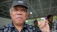 Basuki menunjukan jari penuh tinta tanda sudah mencoblos.