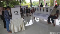 Di TPS 161, warga tampak antusias mencoblos.