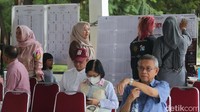 Warga antre untuk menggunakan hak pilihnya.