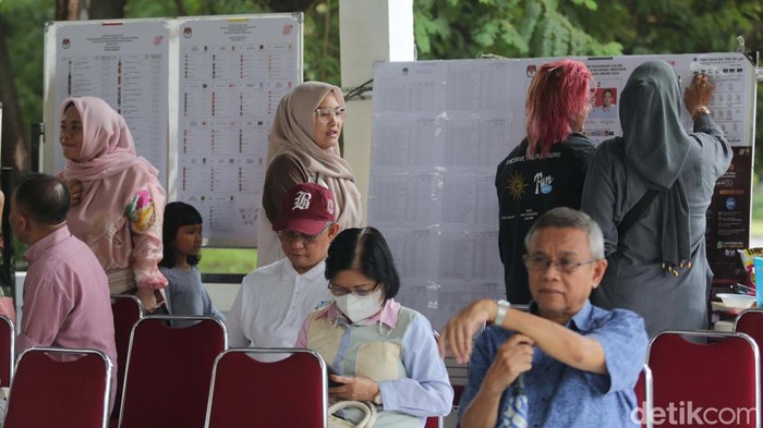 Menteri PUPR mencoblos di TPS 161 Perumahan Kemang Pratama, Kota Bekasi, Jabar. Basuki pindah TPS karena rumahnya tergusur pembangunan jalan tol.