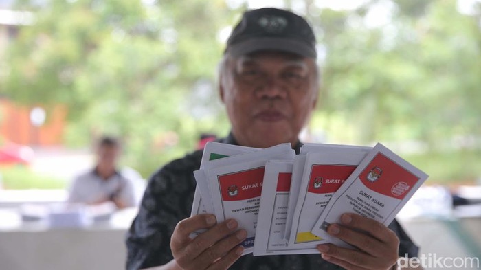 Pakai Batik, Menteri PUPR Basuki Hadimuljono Gunakan Hak Pilih Menteri PUPR mencoblos di TPS 161 Perumahan Kemang Pratama, Kota Bekasi, Jabar. Basuki pindah TPS karena rumahnya tergusur pembangunan jalan tol.