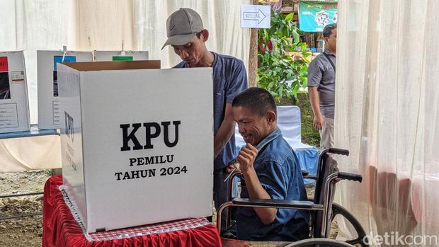 Para difabel di Trenggalek mencoblos saat Pemilu 2024