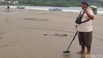 Potret Pencari Harta Karun di Pantai Pangandaran