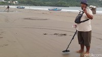 Penuh harapan, Ahmad terus mencari peruntungan dari perintilan besi, koin, logam ataupun perhiasan emas yang terdampar atau terkubur pasir. Kalu yang dicari sebetulnya recehan sih, tapi kalau banyak kan lumayan, ucapnya.