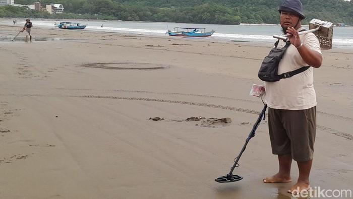 Para pencari harta karun di Pantai Pangandaran sore ini