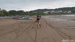 Potret Pencari Harta Karun di Pantai Pangandaran