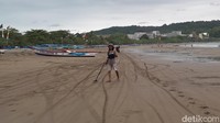 Istilah harta karun yang dimaksud sejumlah koin, logam dan perhiasan emas yang tertinggal di pantai.