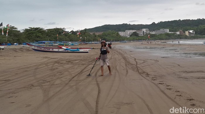 Para pencari harta karun di Pantai Pangandaran sore ini