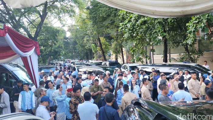 Para pendukung Prabowo di depan rumah Prabowo, Jl Kertanegara, Kebayoran Baru, Jakarta Selatan, 14 Februari 2024 sore. (Tina Susilawati/detikcom)