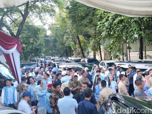 Warga-Relawan Joget Oke Gas Depan Rumah Prabowo