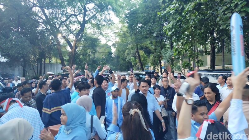 Para pendukung Prabowo di depan rumah Prabowo, Jl Kertanegara, Kebayoran Baru, Jakarta Selatan, 14 Februari 2024 sore. (Tina Susilawati/detikcom)