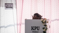Berdasarkan hasil penghitungan suara di TPS 34 tempat Gibran Rakabuming Raka mencoblos dari total 171 suara yang masuk, pasangan no urut 02 Prabowo-Gibran menang dengan perolehan 110 suara, pasangan 03 Ganjar-Mahfud dengan 53 suara, pasangan 01 Anies-Muhaimin memperoleh 6 suara.
