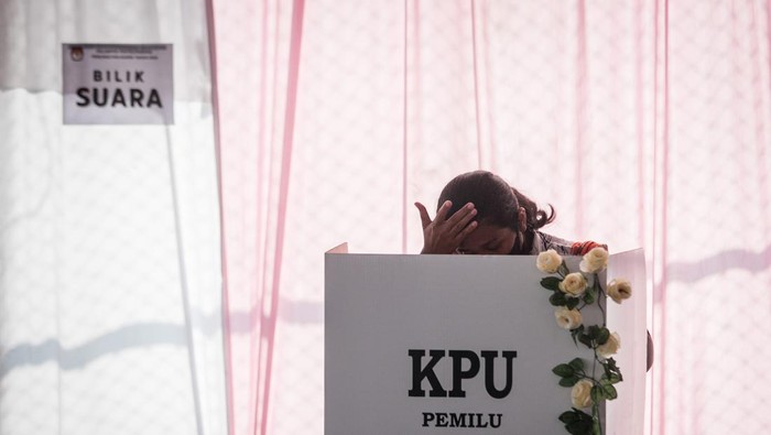 Warga berada di bilik suara untuk menggunakan hak pilihnya pada Pemilu 2024 di TPS 34, Manahan, Solo Jawa Tengah, Rabu (14/2/2024). Berdasarkan hasil penghitungan suara di TPS 34 tempat Gibran Rakabuming Raka mencoblos dari total 171 suara yang masuk, pasangan no urut 02 Prabowo-Gibran menang dengan perolehan 110 suara, pasangan 03 Ganjar-Mahfud dengan 53 suara, pasangan 01 Anies-Muhaimin memperoleh 6 suara. ANTARA FOTO/Mohammad Ayudha/YU