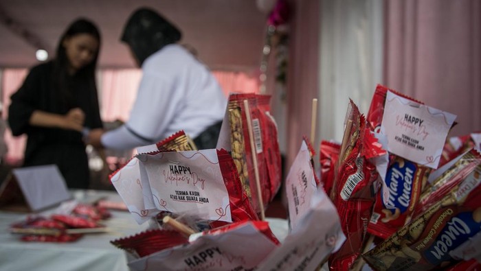 Pasangan 02 menang di TPS tempat Gibran mencoblos Warga berada di bilik suara untuk menggunakan hak pilihnya pada Pemilu 2024 di TPS 34, Manahan, Solo Jawa Tengah, Rabu (14/2/2024). Berdasarkan hasil penghitungan suara di TPS 34 tempat Gibran Rakabuming Raka mencoblos dari total 171 suara yang masuk, pasangan no urut 02 Prabowo-Gibran menang dengan perolehan 110 suara, pasangan 03 Ganjar-Mahfud dengan 53 suara, pasangan 01 Anies-Muhaimin memperoleh 6 suara. ANTARA FOTO/Mohammad Ayudha/YU