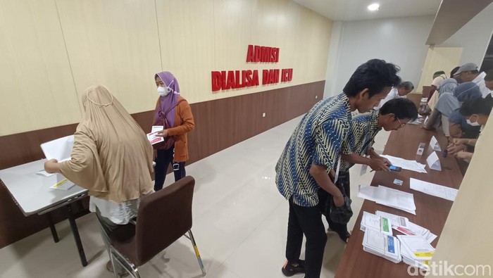 Pasien dan penunggu di RSUD MArgonno Purwokerto mencoblos di meja tanpa bilik suara, Rabu (14/2/2024).