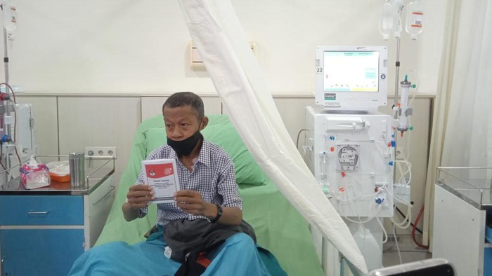 Penuh Semangat! Pasien Gagal Ginjal Tetap Nyoblos Meski Sedang Cuci Darah