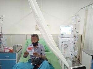 Penuh Semangat! Pasien Gagal Ginjal Tetap Nyoblos Meski Sedang Cuci Darah