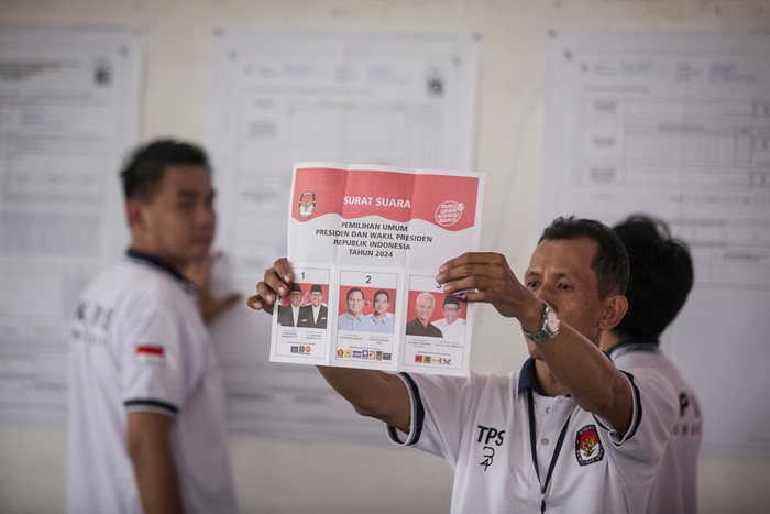 Petugas KPPS menunjukan hasil rekapitulasi penghitungan suara Pemilu Presiden dan Wakil Presiden 2024 di TPS 34, Manahan, Solo Jawa Tengah, Rabu (14/2/2024). Berdasarkan hasil penghitungan suara di TPS 34 tempat Gibran Rakabuming Raka mencoblos dari total 171 suara yang masuk, pasangan no urut 02 Prabowo-Gibran menang dengan perolehan 110 suara, pasangan 03 Ganjar-Mahfud dengan 53 suara, pasangan 01 Anies-Muhaimin memperoleh 6 suara. ANTARA FOTO/Mohammad Ayudha/YU