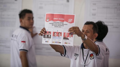 Petugas KPPS menunjukan hasil rekapitulasi penghitungan suara Pemilu Presiden dan Wakil Presiden 2024 di TPS 34, Manahan, Solo Jawa Tengah, Rabu (14/2/2024). Berdasarkan hasil penghitungan suara di TPS 34 tempat Gibran Rakabuming Raka mencoblos dari total 171 suara yang masuk, pasangan no urut 02 Prabowo-Gibran menang dengan perolehan 110 suara, pasangan 03 Ganjar-Mahfud dengan 53 suara, pasangan 01 Anies-Muhaimin memperoleh 6 suara. ANTARA FOTO/Mohammad Ayudha/YU