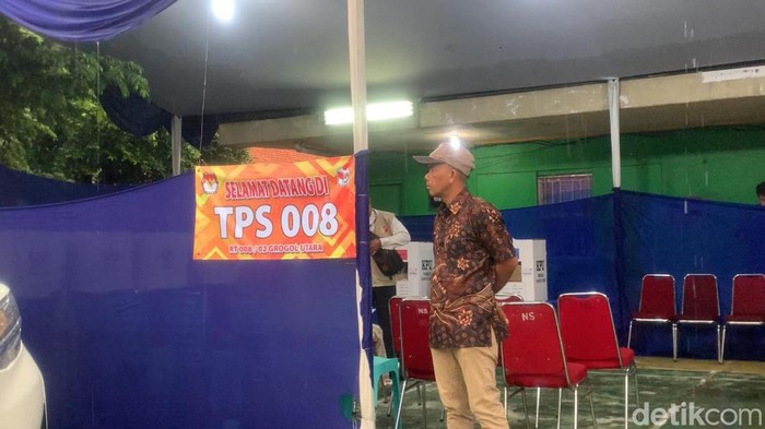 Paslon nomor urut 2, Prabowo-Gibran unggul di TPS tempat Ketum NasDem Surya Paloh dan Co-Captain Timnas AMIN, Tom Lembong, mencoblos. (Rumondang/detikcom)
