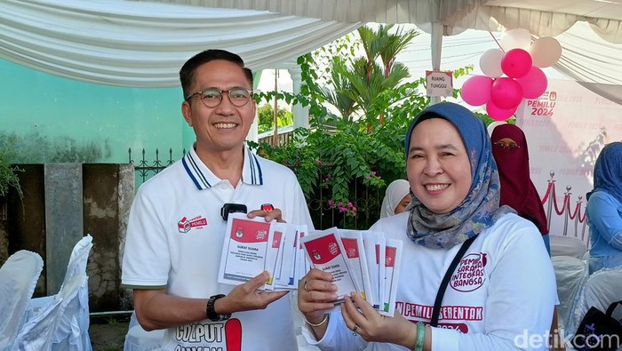 Pejabat Wali Kota Palembang Ratu Dewa dan keluarga menjadi pencoblos pertama di TPS 053 Palembang.